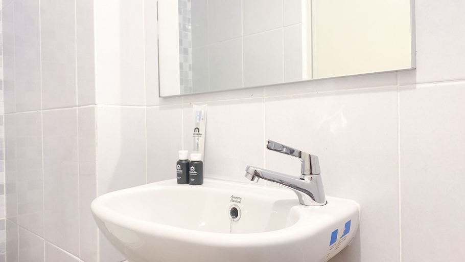 Bathroom 3, Fully Furnished Studio At Tokyo Riverside Pik 2 Apartment, Tangerang