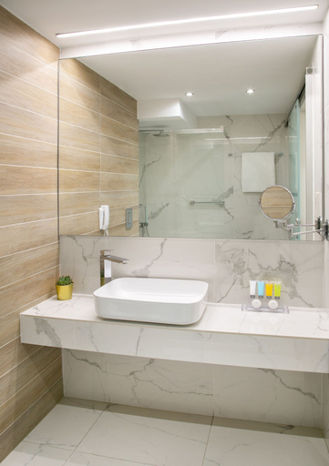 Bathroom 5, Cleopatra Hotel
