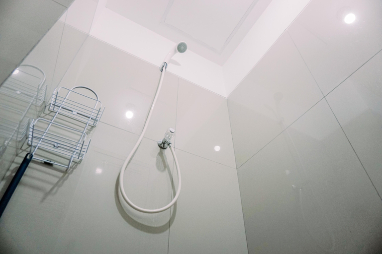 Bathroom 2, Comfortable And Cozy Stay Studio Baileys Apartment, Tangerang Selatan