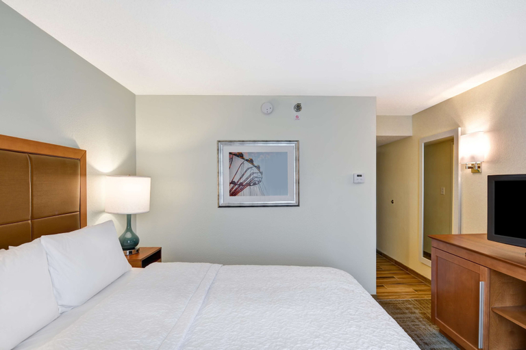 Bedroom 3, Hampton Inn State College, Centre