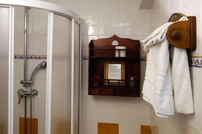Bathroom 2, Hostal Vidaller, Huesca
