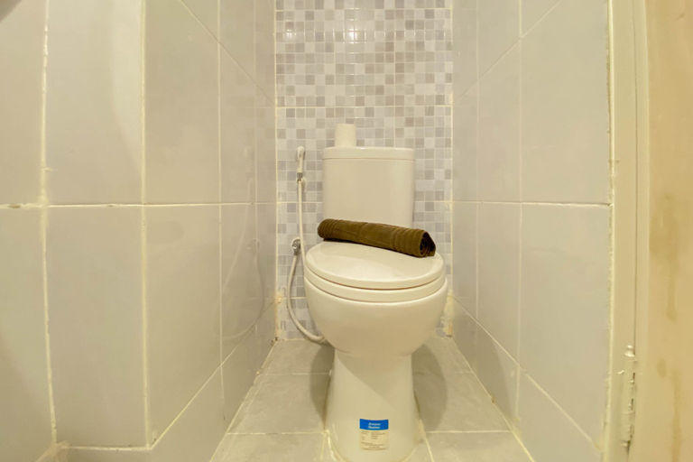 Bathroom 2, New Furnished Studio At Tokyo Riverside Pik 2 Apartment, Tangerang