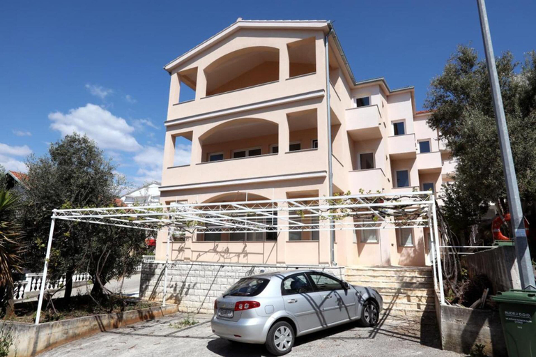 Others 5, Charming 2-bed Apartment in Okrug Gornji, Okrug