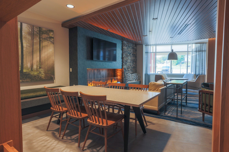 Food & Drinks 5, Fairfield Inn & Suites by Marriott Marquette, Marquette