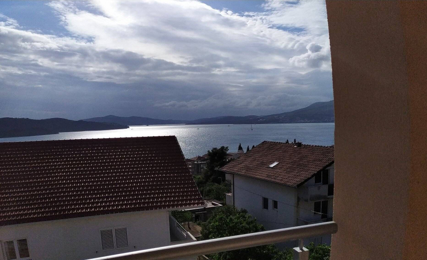 Others 4, Charming 2-bed Apartment in Okrug Gornji, Okrug