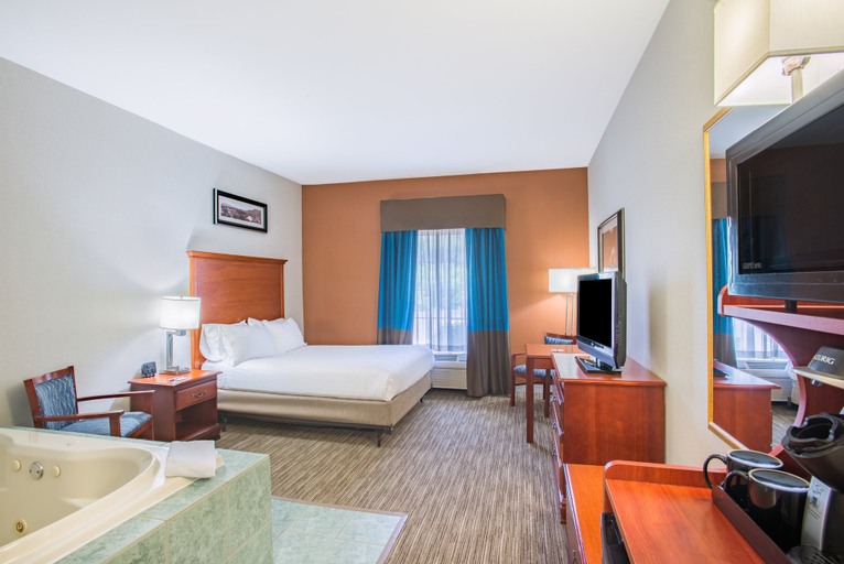 Bedroom 3, Holiday Inn Express & Suites BRATTLEBORO by IHG, Windham