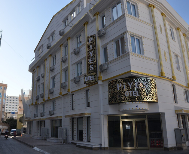 Piyes Otel, Merkez