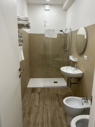Bathroom 4, Stella di Mare rent rooms, Rome