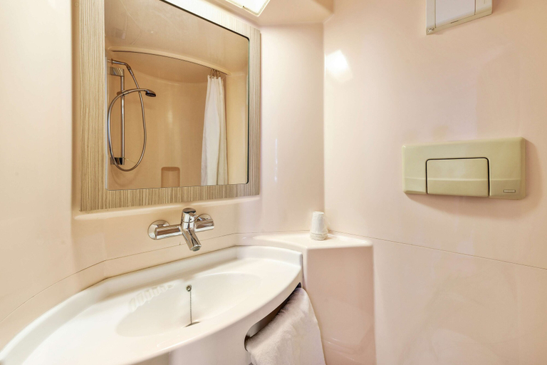 Bathroom 5, Premiere Classe Saint Ouen L'Aumone, Val-d'Oise