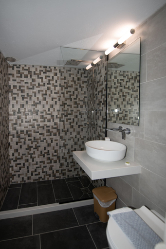 Bathroom 5, Orfeas Apartments, South Aegean