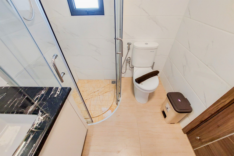 Bathroom 3, Comfort And Spacious 3Br At Sky House Bsd Apartment, South Tangerang