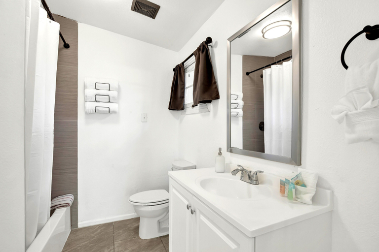 Bathroom 3, Blanco River Access Five Min to Downtown San Marcos, Hays