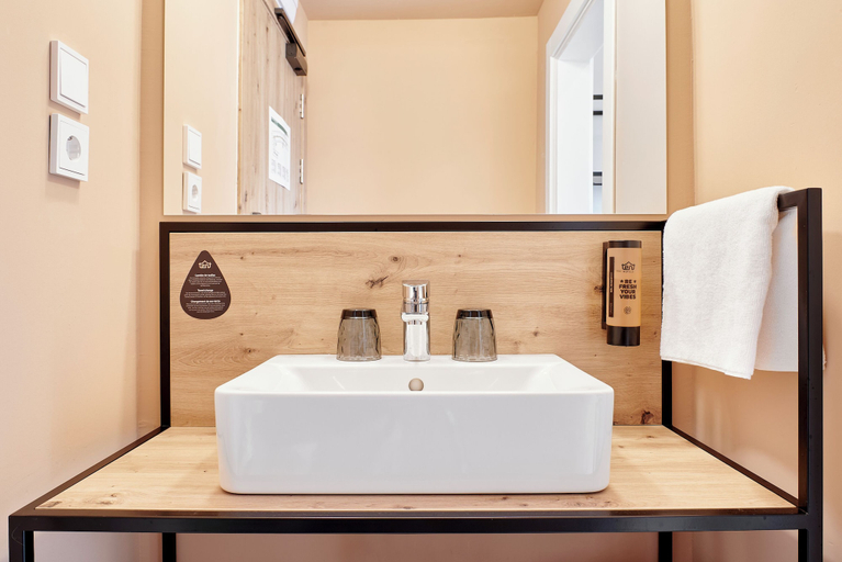 Bathroom 5, tent Lloret de Mar, Girona