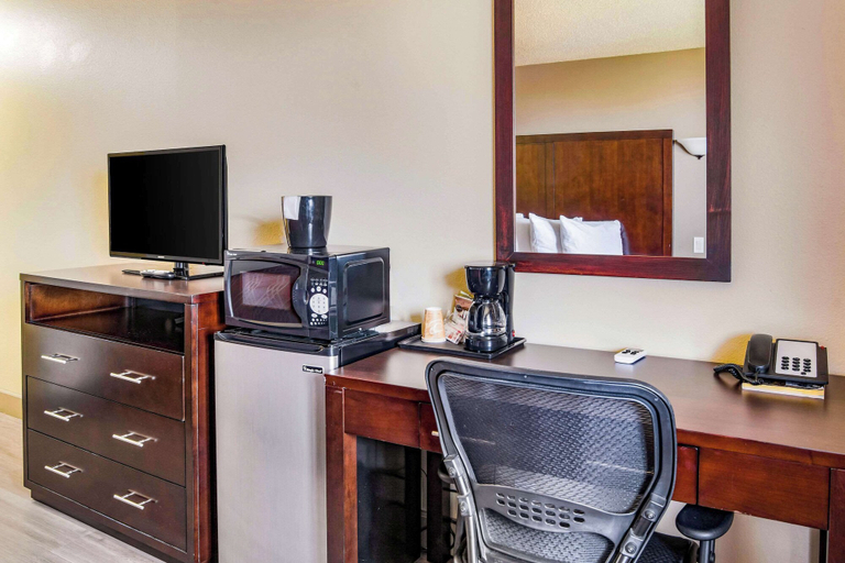 Others 5, Econo Lodge Newport, Lincoln