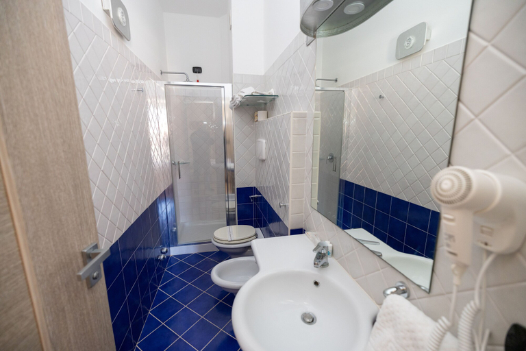 Bathroom 5, Arenas Hotel, Vibo Valentia