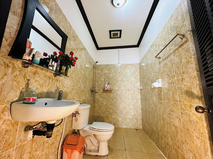 Bathroom 5, Thatsaphone Hotel, Luang Prabang