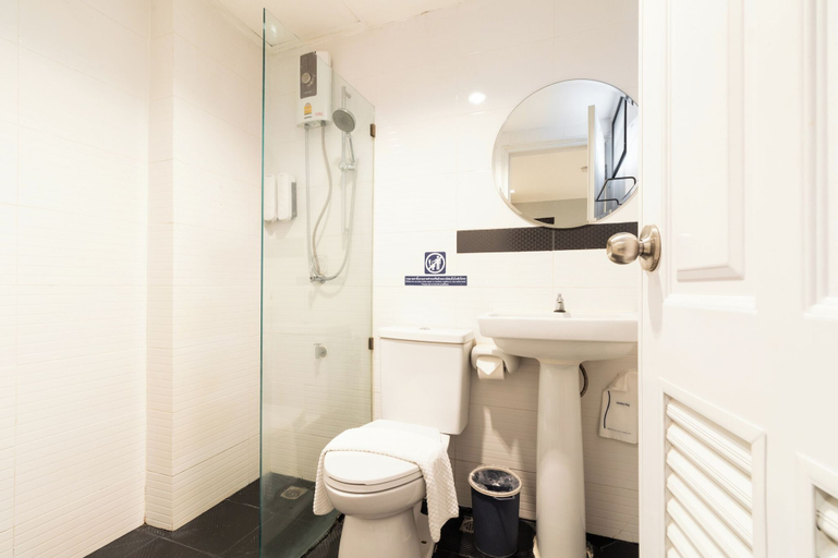 Bathroom 16