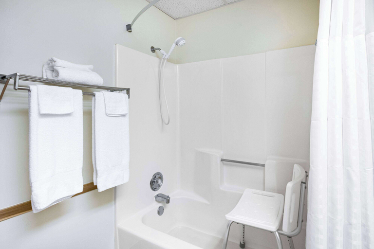 Bathroom 4, Days Inn by Wyndham Monticello, Wright