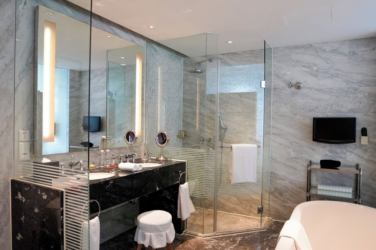 Bathroom 5, Sunrise on the Bund, Shanghai