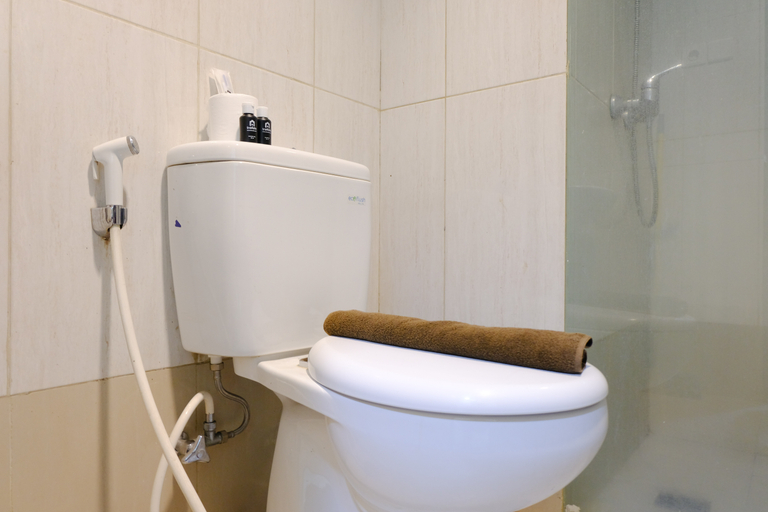 Bathroom 5, Good Choice Studio Apartment at Tamansari La Grande By Travelio, Bandung
