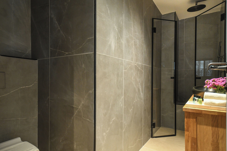 Bathroom 3, Stylish 3BR Apt with Patio in the City
