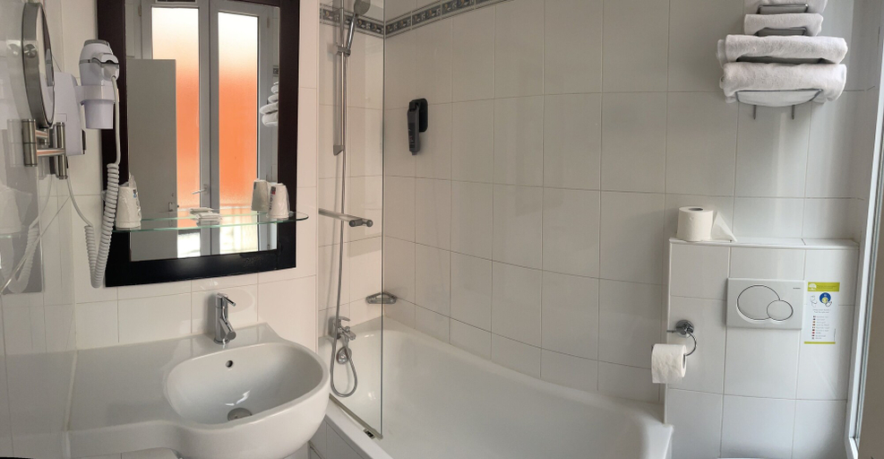 Bathroom 4, Hotel Lilas Gambetta, Paris