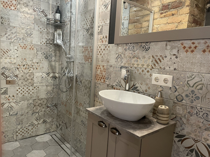 Bathroom 2, Exquisite 1Br/Ba Apt w/Free Parking in City Center, Riga