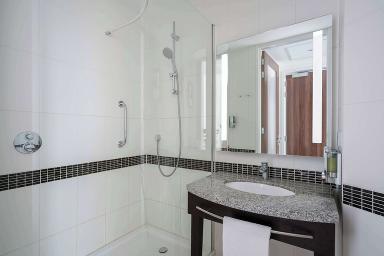 Bathroom 5, Hampton by Hilton Amsterdam Centre East, Amsterdam