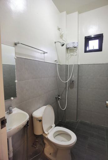 Bathroom 5, Ys Rezidenzia Suites, Daraga