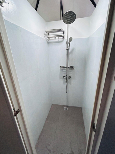 Bathroom 5, Backpackers Port Barton, San Vicente