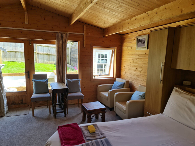 Room 3, Pet Friendly Private Cabin Town Eurotunnel Beach, Kent