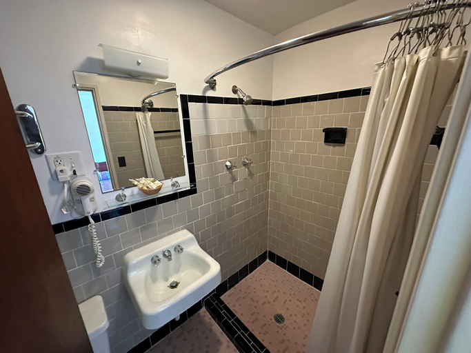 Bathroom 4, Four Oaks Lodging & RV Resort, Johnston