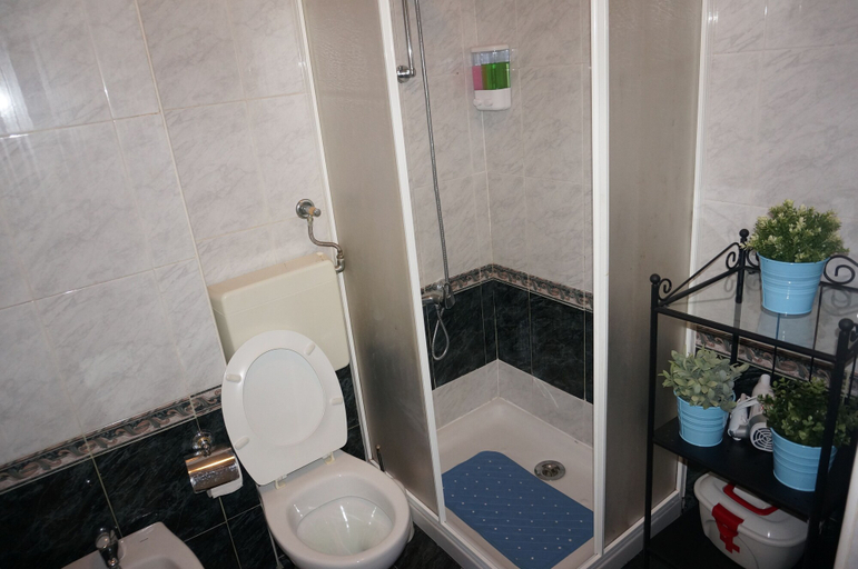Bathroom 3, Oriente DNA Studios II, Loures