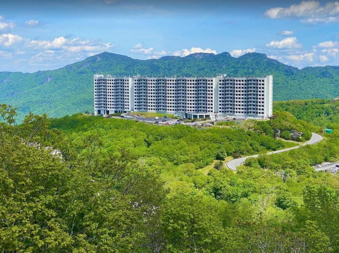 Room 5, Uhost AI 2BR Condo Scenic Mountain Retreat, Avery