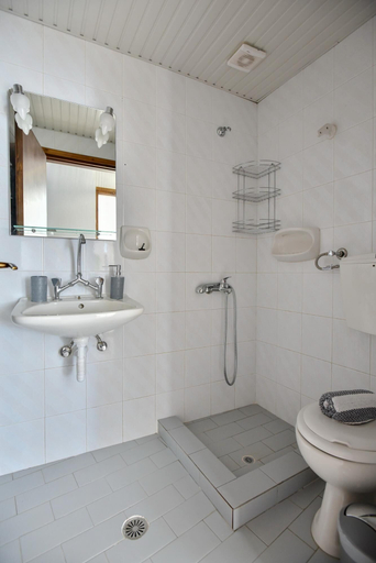 Bathroom 4, Eva Studios 10 in Agia Pelagia, Crete