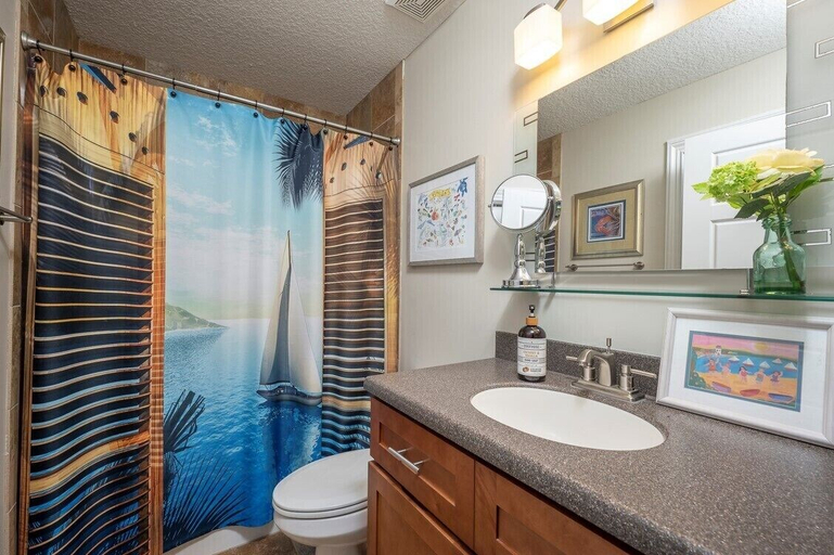 Bathroom 3, Heaven's View, Lee