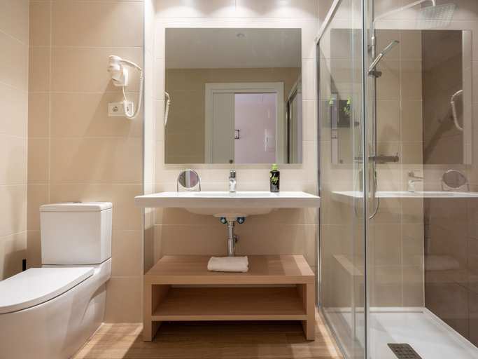 Bathroom 5, Limehome Barcelona Carrer de Besalú 82, Barcelona