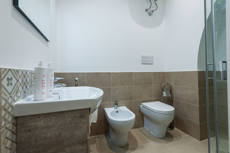 Bathroom 2, Tra i Vicoli di Ortigia by Wonderful Italy, Syracuse