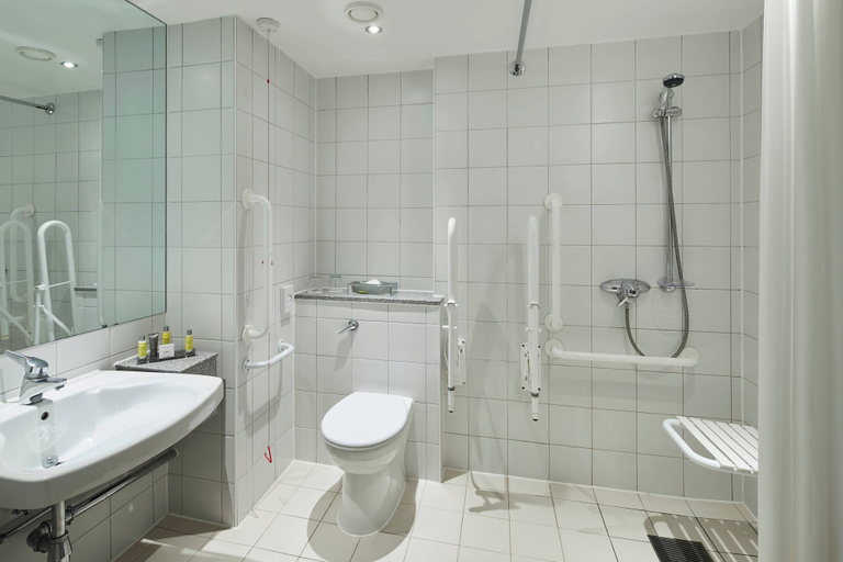 Bathroom 4, Leicester Marriott Hotel, Leicestershire