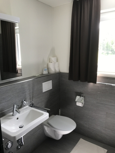 Bathroom 5, Hotel Stille & Aladin Apartments, Maloja