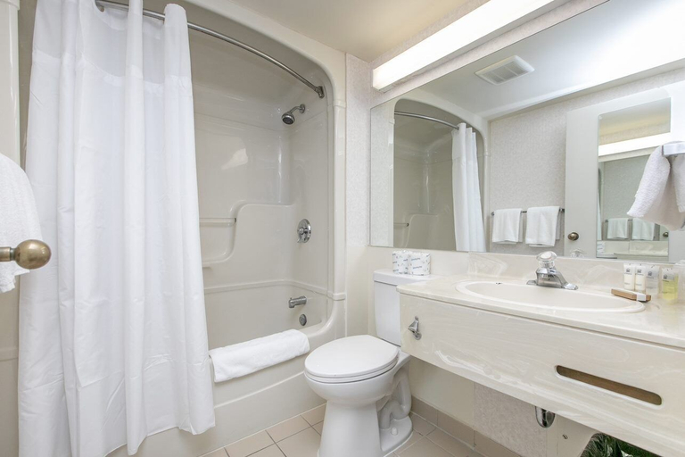 Bathroom 4, Rideau Residence University of Ottawa, Ottawa