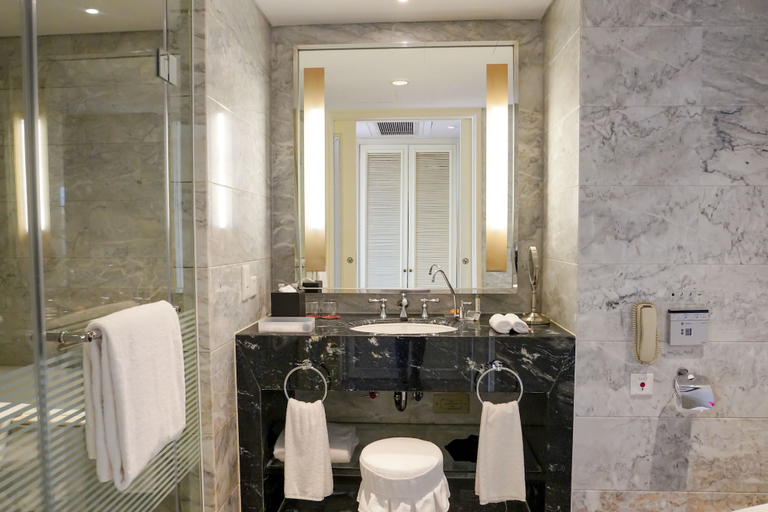 Bathroom 5, Sunrise on the Bund, Shanghai