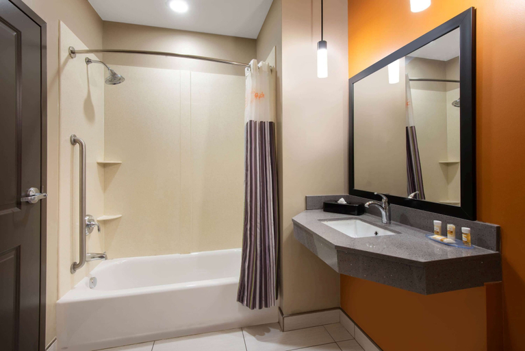 Bathroom 5, La Quinta Inn & Suites by Wyndham Harrisburg-Hershey, Dauphin