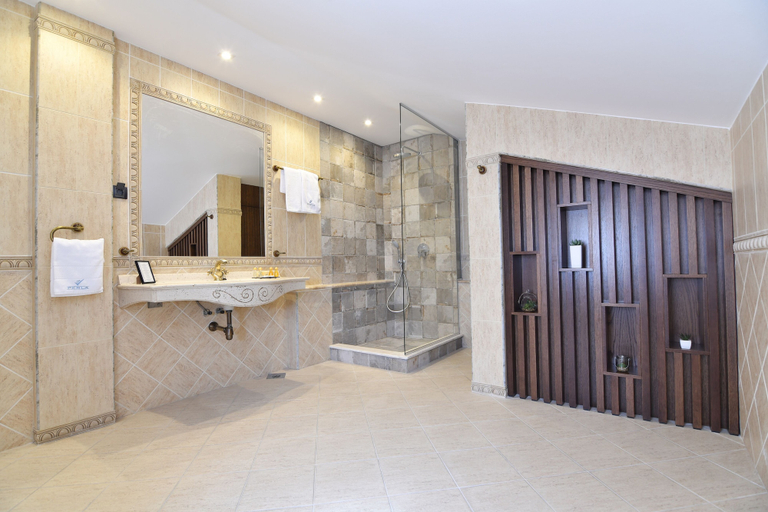 Bathroom 5, Hotel Perla