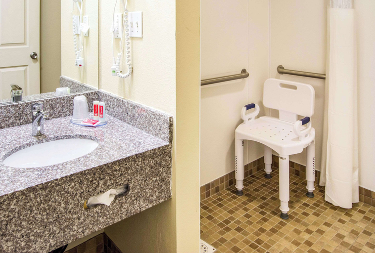 Bathroom 4, Econo Lodge Newport, Lincoln