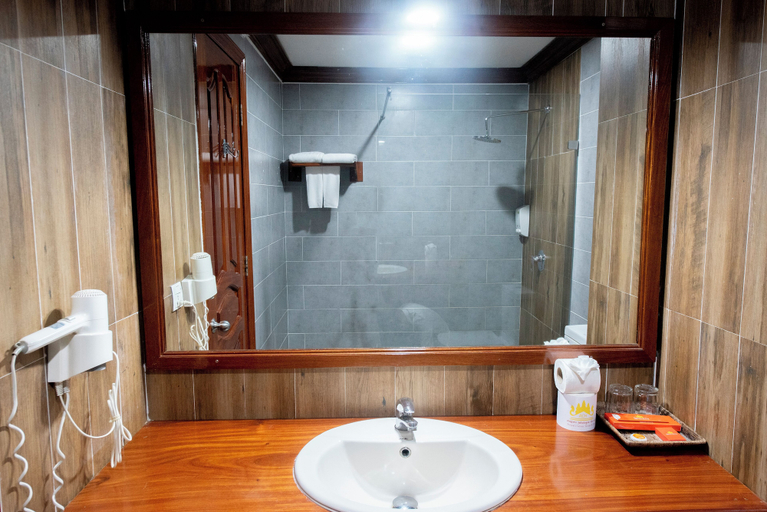 Bathroom 5, Royal Crown Hotel & Spa, Siem Reap