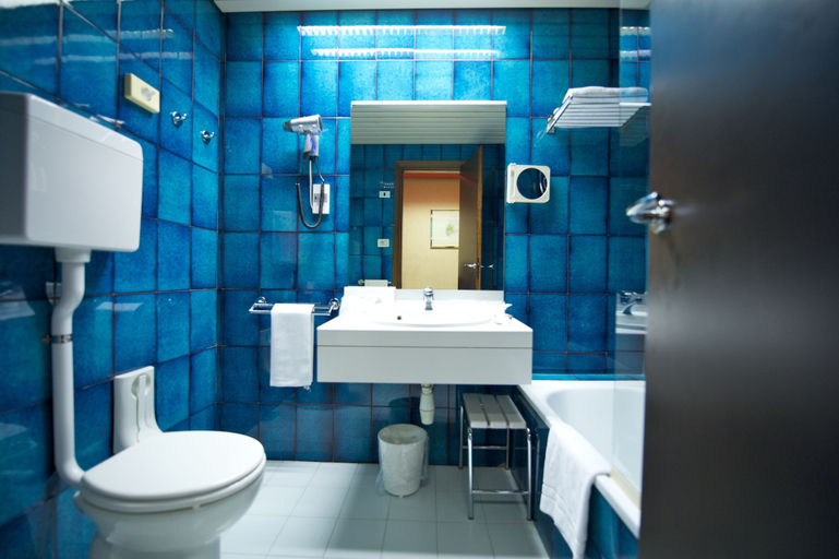 Bathroom 5, Mercure Bologna Centro, Bologna