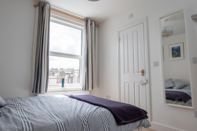 Room 3, 74 Granville Road in Cowes, Isle of Wight