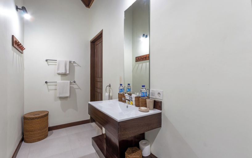 Bathroom 4, Beautiful Private Pool Villa by the Beach in Candidasa, Karangasem