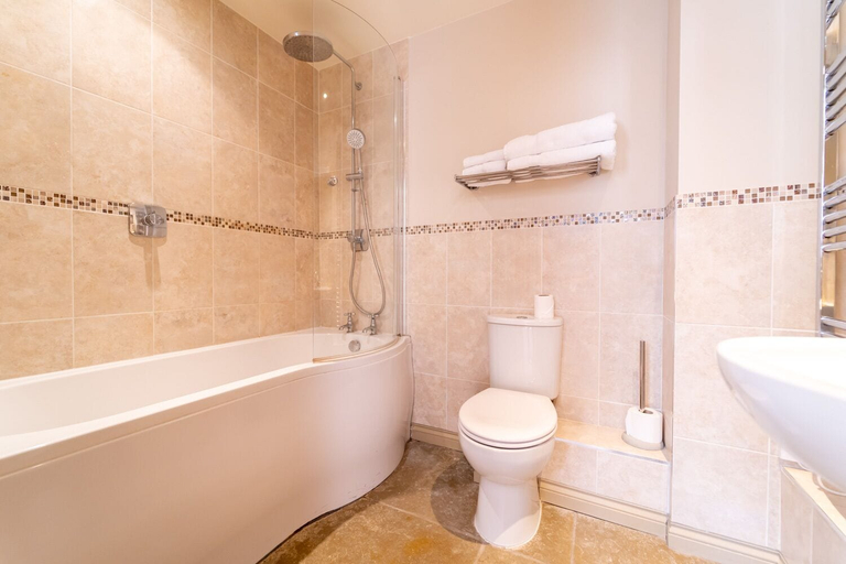 Bathroom 5, The Honingham Buck, Norfolk